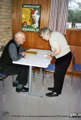 Arbetsmöte med SMHS styrelse i gillesstugan i ordföranden Lena Ingemarssons hyreshus i Helsingborg
Från Sydsvenska Miedicinhistoriska Sällskapets styresesammanträde i en gillesstuga 061006. Ido Leden och Greta Roslund.
Nyckelord: Medicinhistoria;Sällskap;Förening;Lund;Sydvenska;Styrelse;Sammanträde;Årsskrifter