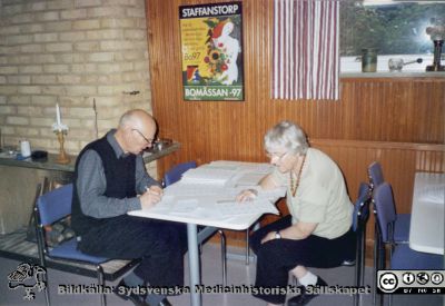 Arbetsmöte med SMHS styrelse i gillesstugan i ordföranden Lena Ingemarssons hyreshus i Helsingborg
Från Sydsvenska Miedicinhistoriska Sällskapets styresesammanträde i en gillesstuga 061006. Ido Leden, Greta Roslund.
Nyckelord: Medicinhistoria;Sällskap;Förening;Lund;Sydvenska;Styrelse;Sammanträde;Årsskrifter