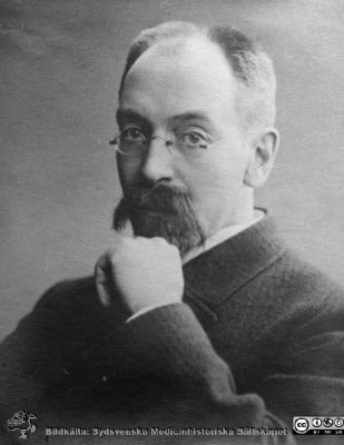 Professor Jacques Borelius
Märkning: 22. Jacques Borelius, professor i kirurgi och obstetrik i Lund 1898, lasarettsdirektör 1901-1921. 1904-1905. MS4382. Knud Larsen
Nyckelord: Jacques;Borelius;professor;kirurgi;Knud;Larsen;Kirurg;Kirurgi;Obsetrik;Lund;1898