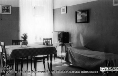 Dagrum på radiologiska kliniken i Lund c:a 1939
Dagrummet på radiologiska kliniken c:a 1939. Radioapparaten i rummet, en av de första på Lasarettet i Lund, var till stor glädje för patienterna. 
Från Thyra Åhlunds och Astrid Bjelks fotosamling skänkt till Radiologiska kliniken 10/4 1982. Thyra Åkhlund (1907-1988) var sjuksköterska på radiologiska kliniken 1931-1942 och Astrid Bjelk från 1933 till sin pensionering.
Nyckelord: Lasarettet;lLund;Radiologisk;Röntgenologisk;Onkologisk;Strålbehandling;Klinik