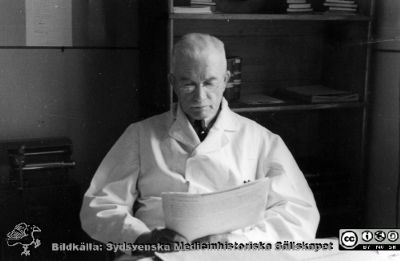 Överläkare docent Lars Edling
Dr Lars Edling (slutligen professor) på sitt skrivrum c:a 1939. 
Från Thyra Åhlunds och Astrid Bjelks fotosamling skänkt till Radiologiska kliniken 10/4 1982. Thyra Åkhlund (1907-1988) var sjuksköterska på radiologiska kliniken 1931-1942 och Astrid Bjelk från 1933 till sin pensionering.
Nyckelord: Lasarettet;Lund;Röntgenologisk;Radiologisk;Onkologisk;Klinik