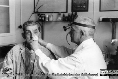 Dr Lars Edling undersöker munnen på en patient med tungcancer, c:a 1939
Från Thyra Åhlunds och Astrid Bjelks fotosamling skänkt till Radiologiska kliniken 10/4 1982. Thyra Åkhlund (1907-1988) var sjuksköterska på radiologiska kliniken 1931-1942 och Astrid Bjelk från 1933 till sin pensionering.
Nyckelord: Lund;Lasarettet;Universitetssjukhuset;USiL;Radiologisk;Röntgenologisk;Onkologisk;Klinik