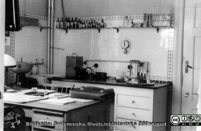 Radiologiska klinikens kombinerade skrivrum, expedition och laboratorium 1939
Expeditionen på gamla radiologen år 1939. I bakgrunden det lilla laboratoriet. Från Thyra Åhlunds och Astrid Bjelks fotosamling skänkt till Radiologiska kliniken 10/4 1982. Thyra Åkhlund (1907-1988) var sjuksköterska på radiologiska kliniken 1931-1942 och Astrid Bjelk från 1933 till sin pensionering.
Nyckelord: Lasarettet;Lund;Expedition;Laboratorium;Radiologisk;Röntgenologisk;Onkologisk;Strålbehandling