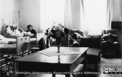 Vårdsal på urologiska kliniken i Lund i mitten på 1900-talet
Urologisk avdelning urologi låda A 3:2 på gamla kirurgiska kliniken i Lund, 1950- 1960-talen.
Nyckelord: Lasarettet;Lund;Universitetssjukhuset;Urologisk;USiL;Kapsel 11;Kirurgisk;Klinik;Vårdsal