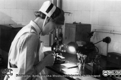 Sjuksköterska Thyra Åhlund i arbete på radiologiska kliniken i Lund 1939
Syster Thyra räknar blod. Laboratoriet var en bit av expeditionen. År 1939.
Från Thyra Åhlunds och Astrid Bjelks fotosamling skänkt till Radiologiska kliniken 10/4 1982. Thyra Åkhlund (1907-1988) var sjuksköterska på radiologiska kliniken 1931-1942 och Astrid Bjelk från 1933 till sin pensionering.
Nyckelord: Lasarettet;Lund;Universitetssjukhuset;USiL;Invigning;Radiologisk;Jubileums;Klinik;Onkologisk;Strålbehandling;Laboratorium