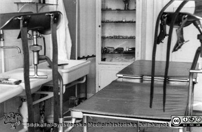 Gynekologrummet på gamla radiologen år 1939. Även operationsrum.
Utrymmena var inte stora.
Från Thyra Åhlunds och Astrid Bjelks fotosamling skänkt till Radiologiska kliniken 10/4 1982. Thyra Åkhlund (1907-1988) var sjuksköterska på radiologiska kliniken 1931-1942 och Astrid Bjelk från 1933 till sin pensionering.
Nyckelord: Lasarettet;Lund;Universitetssjukhuset;USiL;Invigning;Radiologisk;Jubileums;Klinik;Onkologisk;Strålbehandling;Gynekologisk