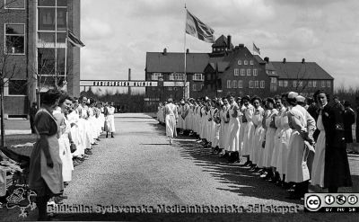 Sjuksköterskorna vid Lunds Lasarett bildar häck
Sjuksköterskorna vid Lunds Lasarett bildar häck inför Kronprinsens besök år 1941.
Från Thyra Åhlunds och Astrid Bjelks fotosamling skänkt till Radiologiska kliniken 10/4 1982. Thyra Åkhlund (1907-1988) var sjuksköterska på radiologiska kliniken 1931-1942 och Astrid Bjelk från 1933 till sin pensionering.
Nyckelord: Laboratorium;Lasarettet;Lund;Universitetssjukhuset;USiL;Invigning;Radiologisk;Röntgenologisk;Onkologisk;Jubileums;Klinik;Sköterskor
