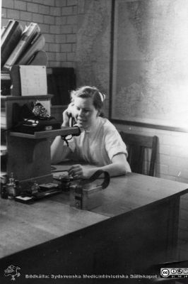 Syster Elsa på radiologiska kliniken på 1930-talet
Syster Elsa (polikliniksköterska) på underläkarens mottagning, röntgenbehandlingen. Från sjuksköterskorna Thyra Åhlunds och Astrid Bjelks bildsamling. Från sjuksköterskorna Thyra Åhlunds och Astrid Bjelks bildsamling.
Nyckelord: Lasarettet;Lund;Universitetssjukhuset;USiL;Invigning;Radiologisk;Jubileums;Klinik;Onkologisk;Strålbehandling