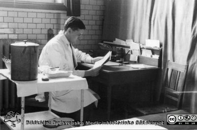 Radiologen Sven Hultberg, Lund
Professor Sven Hultberg (då underläkare) på sin mottagning på röntgenbehandlingsavdelningen 1939. Från sjuksköterskorna Thyra Åhlunds och Astrid Bjelks bildsamling.
Nyckelord: Lasarettet;Lund;Universitetssjukhuset;USiL;Radiologisk;Onkologisk;Klinik;Strålbehandling