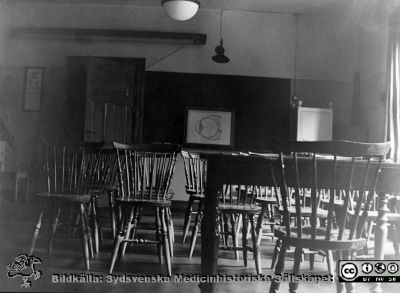 Föreläsningssalen på ögonkliniken i Lund i mitten på 1920-talet.  
Från ett album gjort till professor Gustaf Ahlström inför hans pensionering 1927.
Nyckelord: Ögonklinik;Föreläsningssal;Lasarettet i Lund;Medicinska fakulteten