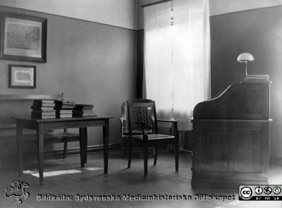 Ett arbetsrum, rimligen professorns, på ögonkliniken i Lund
Foto  i mitten på 1920-talet. Från ett album gjort till professor Gustaf Ahlström inför hans pensionering 1927.
Nyckelord: Ögonklinik;Lasarettet i Lund;Ögon;Klinik;Lasarettet i Lund;Medicinska fakulteten