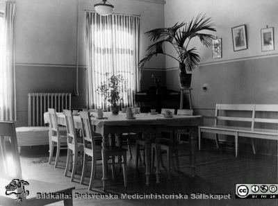 Patienters dagrum på ögonkliniken i Lund i mitten på 1920-talet
Patienters dagrum på ögonkliniken i Lund i mitten på 1920-talet. Foto monterat på albumblad.
Nyckelord: gon;Klinik;Lasarettet i Lund;Medicnska fakulteten;Halvenskilt;Dagrum