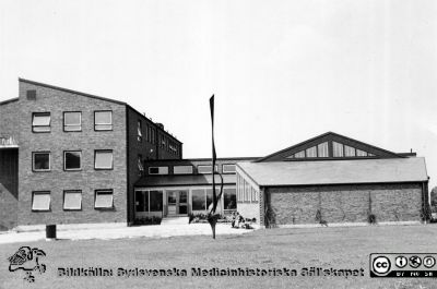 Fysiologiska institutionen i Lund i mitten på 1950-talet. 
Fysiologiska institutionen i Lund med Arne Jones skulptur "Vertikal komposition". Foto i mitten på 1950-talet. Bildkälla Olle Hammar.
Nyckelord: Fysiologisk;Institution;Medicinsk;Fakultet;Lund;Universitet