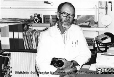 Preparator Olle Hammar på fysiologiska institutionen
Olle Hammar (f. 1929) var legendarisk preparator på fysiologiska institutionen i Lund. Foto kanske på 1960-talet. Han hade 1947 börjat som lärling vid fysiologiska institutionens verkstad men hans intresse för bild och fotografi gjorde honom till en dugande fotograf med konstnärlig kraft. Han såg också till att gamla fotografier på institutionen restaurerades och befarades. Många av dessa har gått vidare till Sydsvenska Medicinhistoriska Sällskapet och finns nu i detta arkiv.
Nyckelord: Fysiologisk institution;Universitetet i Lund;Medicinsk fakultet