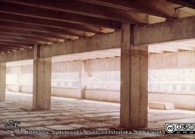 Centralblocket i Lund byggs 
Färdiga bjälklag på centralblocket i Lund. En av c:a 40 byggbilder i ett album gjort av byggfirman SIAB från bygget av C-blocket i Lund 1964 - 1967 och tillägnat professor Olle Olsson. Denne var en av de starkaste cheferna på sjukhuset vid denna tid.
Nyckelord: Lasarettet;Lund;Universitetssjukhuset;USiL;Centralblocket;Bygge