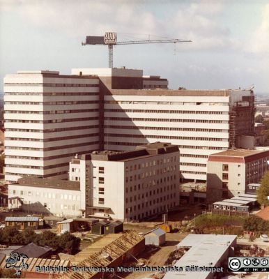 Centralblocket i Lund byggs 
Bygget centralblocket på Lasarettet i Lund är nästan klart. En av c:a 40 byggbilder i ett album gjort av byggfirman SIAB från bygget av C-blocket i Lund 1964 - 1967 och tillägnat professor Olle Olsson. Denne var en av de starkaste cheferna på sjukhuset vid denna tid.
Nyckelord: Lasarettet;Lund;Universitetssjukhuset;USiL;Centralblocket;Bygge