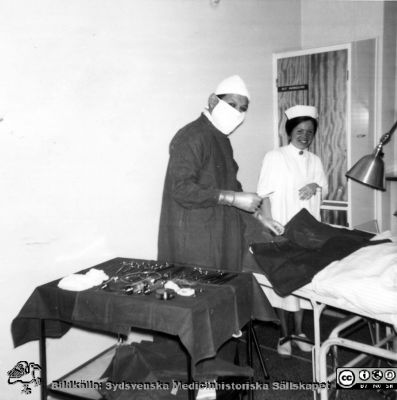 Dr Anna-Maria och syster Sally. Njurkliniken i Lund 1964
Kanske lägger man in en kateter i blodkärl på ett ben? Bilder från sjuksköterskan Berit Jakobssons fotoalbum 21/11 -61 - 15/3 -64.
Nyckelord: Lasarettet;Lund;Universitetssjukhus;USiL;Nefrologisk;Klinik;Njur;Dialysapparat