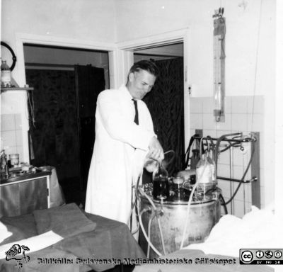 Bozyslaw ("Boris")  Kurowski förbereder dialysappareten. Njurkliniken i Lund 1964
Tekniske assistenten Bozyslaw ("Boris")  Kurowski förbereder dialysappareten (en s.k. Avesta-njure) för klinisk dialys. Njurkliniken i Lund 1964. Bilder från sjuksköterskan Berit Jakobssons fotoalbum 21/11 -61 - 15/3 -64.
Nyckelord: Lasarettet;Lund;Universitetssjukhus;USiL;Nefrologisk;Klinik;Njur;Dialysapparat