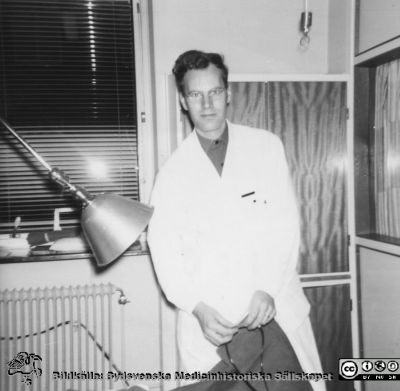 Dr Bengt Lindquist, njurkliniken i Lund 1964
Bilder från sjuksköterskan Berit Jakobssons fotoalbum 21/11 -61 - 15/3 -64.
Nyckelord: Lasarettet;Lund;Universitetssjukhus;USiL;Nefrologisk;Klinik;Njur;Dialysapparat