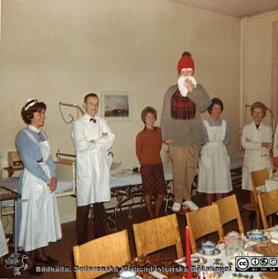 Julkaffe på njurkliniken i Lund 1963
S. Kerstin, dr. Göran Nilsson, Ebba Jönsson, Tomten, Catharina Pramner, SSSH-sköterskan Berit Jakobsson. Njurkliniken i Lund julen 1963. Bilder från sjuksköterskan Berit Jakobssons fotoalbum 21/11 -61 - 15/3 -64.
Nyckelord: Lasarettet;Lund;Universitetssjukhus;USiL;Nefrologisk;Klinik;Njurmedicisnk;Julfest