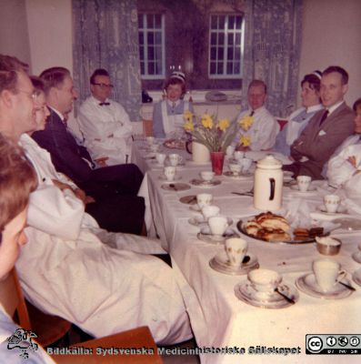 Flyttkaffe för sjuksköterskan Berit Jakobsson 1964 på njurkliniken
Njurkliniken i Lund julen 1964. Avskedskaffe för sjuksköterskan Berit Jakobsson (vid bordsänden). Docent Per Erlanson på hennes högra sida och docent Karl-Erik Hagstam, sjuksköterskan Gertrud Nilsson och dr. Göran Nilsson på hennes vänstra. Troligen njurläkarna Bengt Lindquist och Hans Fritz till vänster i bilden. Bilder från sjuksköterskan Berit Jakobssons fotoalbum 21/11 -61 - 15/3 -64.
Nyckelord: Lasarettet;Lund;Universitetssjukhuset;USiL;Nefrologisk;Njurmedicinsk;Klinik;Kaffepaus;Avsked