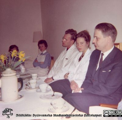 Flyttkaffe för sjuksköterskan Berit Jakobsson 1964 på njurkliniken
Njurkliniken i Lund, avskedskaffe för Berit Jakobsson 1964. Från vänster sköterskan Asta Svensson, dr. Bengt Lindquist, dr. Margareta Söderberg och dr. Hans Fritz. Bilder från sjuksköterskan Berit Jakobssons fotoalbum 21/11 -61 - 15/3 -64.
Nyckelord: Lasarettet;Lund;Universitetssjukhuset;USiL;Nefrologisk;Njurmedicinsk;Klinik;Kaffepaus