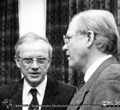 Övertandläkare Evert Dahl och professor Rolf Annström 1985
Övertandläkare Evert Dahl (f. 1928) tillsammans med professor Rolf Annström, till höger bild. Foto 1985 av Inge Vighagen vid tandl. Lars Erikssons disputation på Tandvårdshögskolan i Malmö. Bildkälla Lars Eriksson.
Nyckelord: Lasarettet;Lund;Universitetssjukhuset;USiL;Odontologisk;Klinik;Centraltandpoliklinik;Disputation;Käkkirurgisk