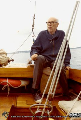 Erik Essen-Möller till rors i sin segelbåt på Gullmarsfjorden i Bohuslän på 1970-talet
Publicerad på sid. 171 och på bakre pärmsidan  i Westling (2010). Bildkälla Håkan Westling 2016.
Nyckelord: Psykiatri;Segling
