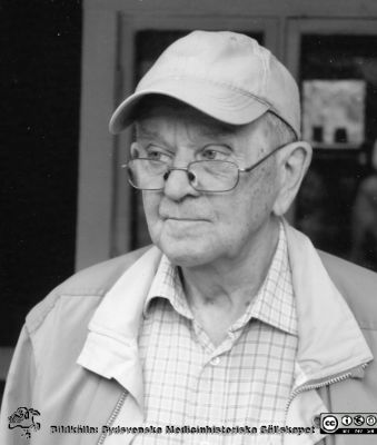 John-Erik Johnsson (f. 1925), på 1970-talet gyn-onkolog i Lund
John-Erik Johnsson (f. 1925), klinikchef på avdelningen för gynekologisk onkolog 1968-1982, och därefter verksam i andra läkarroller. Foto troligast 2013. Bildkälla: hustrun Karin 2016.
Nyckelord: Lasarettet;Lund;Universitetssjukhuset;USiL;Onkologiska;Radiologiska;Gynekologiska;Kliniken