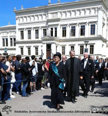 Doktorspromotionen i Lund 2016-05-27.
Årets medicinska jubeldoktorer i processionen från universitetshuset till promoveringen i domkyrkan. Efter marskalken Kristina Tornqvist ses professorerna Arne Brun (skymd) och Berndt Ehinger i första ledet. Där bakom gick docenterna Bengt W Johansson och Thorvald Löfkvist samtprofessorerna Thomas Olivecrona (helt skymd) och Per Arne Öckerman.  Foto: Eva Ljunggren.
Nyckelord: Universitet;Lund;Promotion;Fest;Jubeldoktorer