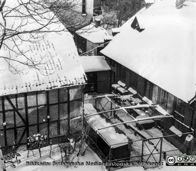 Bakgård vid patologiska institutionen i Lund
Ur CG Ahlströms album "Institutionen för Patologi, Paradisgatan, Dess chef och personal 1944 - 1962". Rimligen västra flygeln bakgård mot korsvirkesbyggnaden Wickmanska gården.
Nyckelord: Lasarettet;Lund;Universitetssjukhuset;USiL;Patologiska;Institutionen;Bakterilogiska