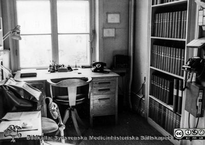 Ett skriv- och arbetsrum på patologiska institutionen i Lund i mitten på 1900-talet
Ur CG Ahlströms album "Institutionen för Patologi, Paradisgatan, Dess chef och personal 1944 - 1962". "PatologiLund".
Nyckelord: Lasarettet;Lund;Universitetssjukhuset;USiL;Patologiska;Institutionen;Avdelningen