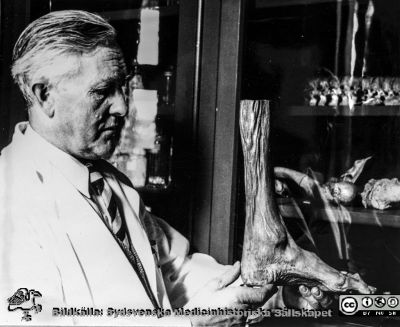 Jöns Augrell på Patologiska Institionen i Lund
Ur CG Ahlströms album "Institutionen för Patologi, Paradisgatan, Dess chef och personal 1944 - 1962". Jöns Augrell 1920 - 1948, vaktmästare/obduktionstekniker (rimligen).
Nyckelord: Lasarettet;Lund;Universitetssjukhuset;USiL;Patologiska;Institutionen;Avdelningen;Anställda;Personal