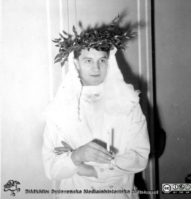 Patologiska institutionen på Paradisgatan före 1962. Luciafest.
Ur CG Ahlströms album Institutionen för Patologi, Paradisgatan, Dess chef och personal 1944 - 1962. Ej identifierad lucia. Traditionen bjöd enligt Stenram 2016 att den yngste amanuensen skulle vara lucia.
Nyckelord: Lasarettet;Lund;Universitetssjukhuset;USiL;Patologiska;Institutionen;Avdelningen;Anställda;Personal;Luciafest