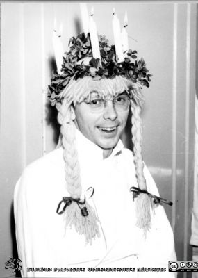 Patologiska institutionen på Paradisgatan 1955. Luciafest med Unne Stenram som Lucia.
Ur CG Ahlströms album Institutionen för Patologi, Paradisgatan, Dess chef och personal 1944 - 1962. Luciafest 1955. Unne Stenram som Lucia enligt egen utsaga 2016.  Han blev så småningom prosektor i Uppsala och professor i Lund. 
Nyckelord: Lasarettet;Lund;Universitetssjukhuset;USiL;Patologiska;Institutionen;Avdelningen;Anställda;Personal;Luciafest