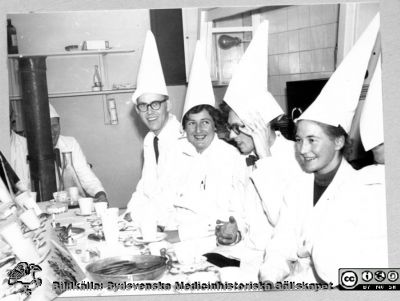 Patologiska institutionen på Paradisgatan i Lund före 1962. Luciafest.
Ur CG Ahlströms album Institutionen för Patologi, Paradisgatan, Dess chef och personal 1944 - 1962. Luciafest i slutet på 1950-talet. Kanske docent Ulla Ising näst längst till höger.
Nyckelord: Lasarettet;Lund;Universitetssjukhuset;USiL;Patologiska;Institutionen;Avdelningen;Anställda;Personal;Luciafest