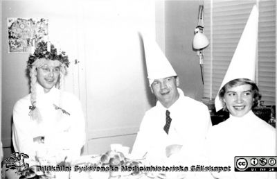 Patologiska institutionen på Paradisgatan1955. Luciafest med Unne Stenram som Lucia.
Ur CG Ahlströms album Institutionen för Patologi, Paradisgatan, Dess chef och personal 1944 - 1962. Luciafest 1955. Lucia, docent Unne Stenram, med C.G. Ahlström. Stenram blev så småningom prosektor i Uppsala och professor i Lund. 
Nyckelord: Lasarettet;Lund;Universitetssjukhuset;USiL;Patologiska;Institutionen;Avdelningen;Anställda;Personal;Luciafest