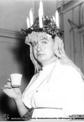 Patologiska institutionen på Paradisgatan i Lund före 1962. Luciafest med Janne Wirén som Lucia.
Ur CG Ahlströms album Institutionen för Patologi, Paradisgatan, Dess chef och personal 1944 - 1962. Luciafest 1959 med Jan Wirén som Lucia, känd lundaprofil och spexare; sedermera kirurg i Simrishamn med många strängar på sin lyra.
Nyckelord: Lasarettet;Lund;Universitetssjukhuset;USiL;Patologiska;Institutionen;Avdelningen;Anställda;Personal;Luciafest