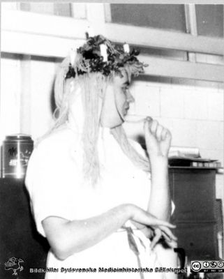 Patologiska institutionen på Paradisgatan i Lund före 1962. Luciafest med Janne Wirén som Lucia.
Ur CG Ahlströms album Institutionen för Patologi, Paradisgatan, Dess chef och personal 1944 - 1962. Luciafest 1959 med Jan Wirén som Lucia, här efter festen.
Nyckelord: Lasarettet;Lund;Universitetssjukhuset;USiL;Patologiska;Institutionen;Avdelningen;Anställda;Personal;Luciafest