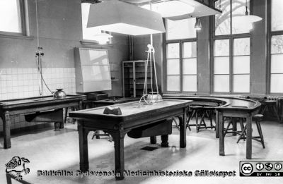 Stora obduktionssalen på Patologiska Institutionen i Lund nära 1960
Ur CG Ahlströms album "Institutionen för Patologi, Paradisgatan, Dess chef och personal 1944 - 1962". "Stora obuktionssalen".
Nyckelord: Lasarettet;Lund;Universitetssjukhuset;USiL;Patologiska;Institutionen;Avdelningen;Obduktionssal