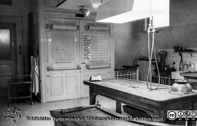 Stora obduktionssalen på Patologiska Institutionen i Lund nära 1960
Ur CG Ahlströms album "Institutionen för Patologi, Paradisgatan, Dess chef och personal 1944 - 1962". "Stora obduktionssalen".
Nyckelord: Lasarettet;Lund;Patologiska;Institutionen;Avdelningen;Obduktionssal