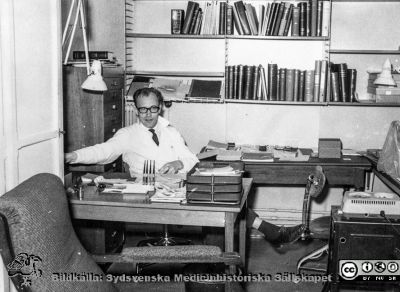 Docent Nils Stormby på Patologiska Institutionen i Lund nära 1960
Ur CG Ahlströms album "Institutionen för Patologi, Paradisgatan, Dess chef och personal 1944 - 1962". "Biträdane läraren och underläkaren". Docent Nils Stormby, senare företagare i patologiteknik, politiker och sjukhuschef i Malmö.
Nyckelord: Lasarettet;Lund;Universitetssjukhuset;USiL;Patolkogi;Institutionen;Avdelningen