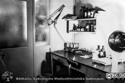 Docent Nils Stormbys laboratoriebänk på Patologiska Institutionen i Lund nära 1960
Ur CG Ahlströms album "Institutionen för Patologi, Paradisgatan, Dess chef och personal 1944 - 1962". "Biträdande läraren och underläkaren". Docent Nils Stormbys laboratoriehörna.
Nyckelord: Laboratorium;Lasarettet;Lund;Universitetssjukhuset;USiL;Patologiska;Institutionen;Avdelningen