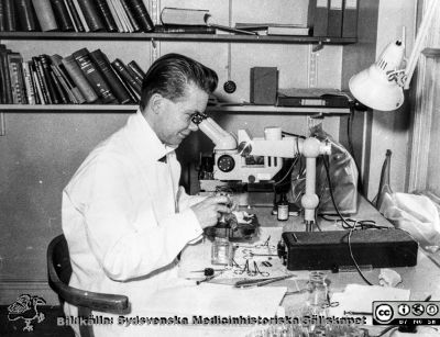 Forskarassisteneten Tom Saldeen på Patologiska Institutionen i Lund nära 1960
Ur CG Ahlströms album "Institutionen för Patologi, Paradisgatan, Dess chef och personal 1944 - 1962". "Forskarassistenten med sina flickor". Docent Tom Saldeen (f. 1936), senare professor i Uppsala.
Nyckelord: Lasarettet;Laboratorium;Lund;Universitetssjukhuset;USiL;Patologiska;Institutionen;Avdelningen;Arbetsrum