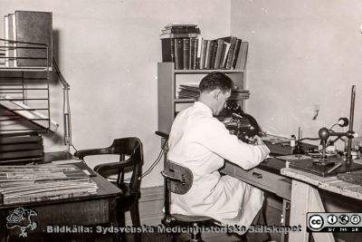 Forskarassistent på Patologiska Institutionen i Lund nära 1960
Ur CG Ahlströms album "Institutionen för Patologi, Paradisgatan, Dess chef och personal 1944 - 1962". "Tre assistenter i ett rum". Möjligen Jan Gunnar "Pothas" Nordén (1919 - 1978), senare verksam i Malmö.
Nyckelord: Lasarettet;Lund;Patologiska;Institutionen;Avdelningen;Arbetsrum