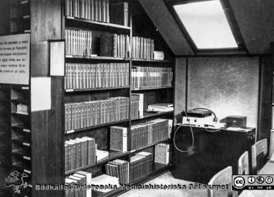 Biblioteket vid Patologiska institutionen i Lund i mitten på 1900-talet, senast 1962
Ur CG Ahlströms album "Institutionen för Patologi, Paradisgatan, Dess chef och personal 1944 - 1962". Bildtext: "Biblioteket", beläget högst upp under takstolarna.
Nyckelord: Lasarettet;Lund;Universitetssjukhuset;USiL;Patologiska;Institutionen;Avdelningen;Biblioteket