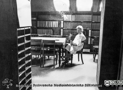 Biblioteket vid Patologiska institutionen i Lund i mitten på 1900-talet, senast 1962
Ur CG Ahlströms album "Institutionen för Patologi, Paradisgatan, Dess chef och personal 1944 - 1962". "Biblioteket", beläget högst upp under takstolarna.
Nyckelord: Lasarettet;Lund;Universitetssjukhuset;USiL;Patologiska;Institutionen;Avdelningen;Biblioteket