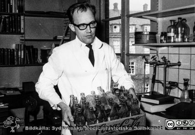 Nils Stormby på Patologiska Institutionen i Lund senast 1962
Ur CG Ahlströms album "Institutionen för Patologi, Paradisgatan, Dess chef och personal 1944 - 1962". "Flyttningen till vårt nya hus har börjat". Docent Nils Stormby flyttar tomma Coca Cola-flaskor.
Nyckelord: Lasarettet;Lund;Universitetssjukhuset;USiL;Patologiska;Institutionen;Avdelningen