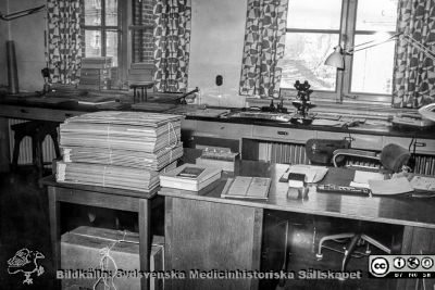 Flyttning på Patologiska Institutionen i Lund senast 1962
Ur CG Ahlströms album "Institutionen för Patologi, Paradisgatan, Dess chef och personal 1944 - 1962". "Flyttningen till vårt nya hus har börjat". Ett arbetsum, halvtömt.
Nyckelord: Lasarettet;Lund;Universitetssjukhuset;USiL;Preparatförråd;Institutionen;Arbetsrum;Avdelningen;Flyttning