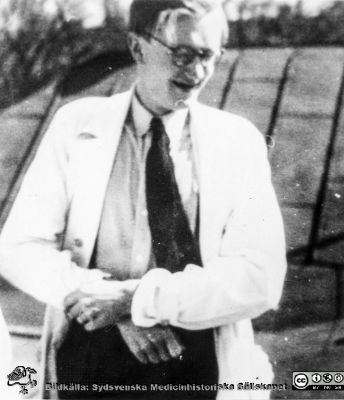 Per-Gunnar Jeppson på Patologiska Institutionen i Lund
Ur CG Ahlströms album "Institutionen för Patologi, Paradisgatan, Dess chef och personal 1944 - 1962". Per-Gunnar Jeppson 1948 - 1949.
Nyckelord: Lasarettet;Lund;Universitetssjukhuset;USiL;Patologiska;Institutionen;Avdelningen;Anställda;Personal